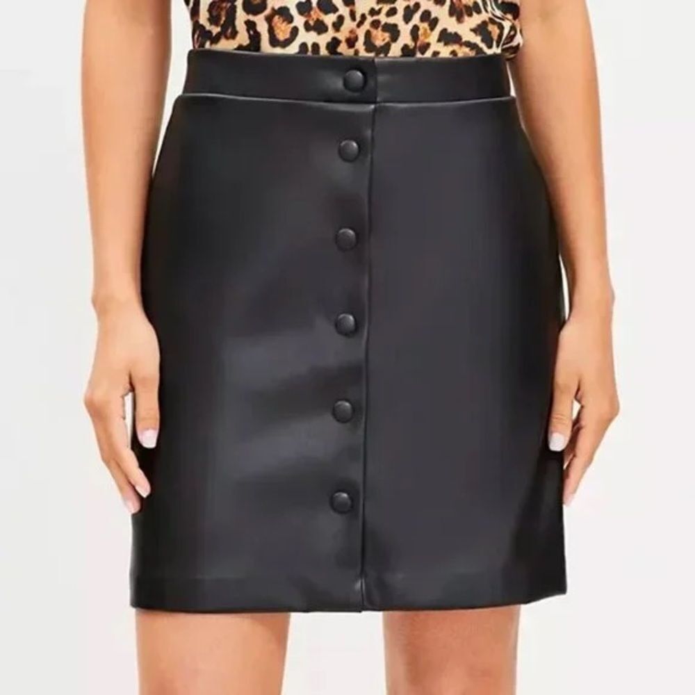 NWT LOFT Faux Leather Mini Skirt Women's Size 8 Black Button-Front Detail